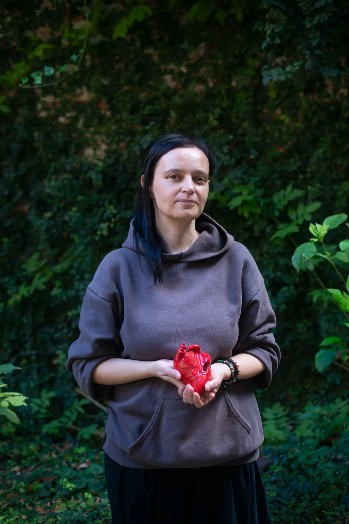 foto di stefania sorridente che tiene in mano un cuore di ceramica